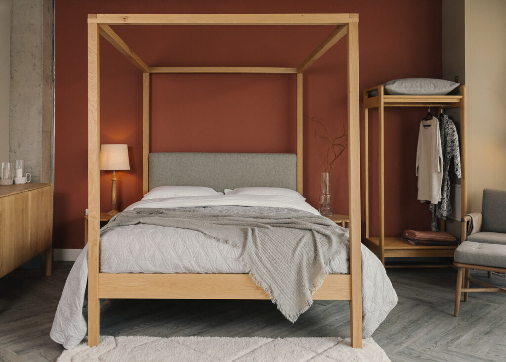 Highland bed with grey quilt 1350