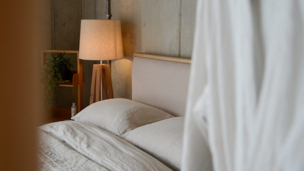 Oak Carlisle Amatheon Wisp HB through oak rail