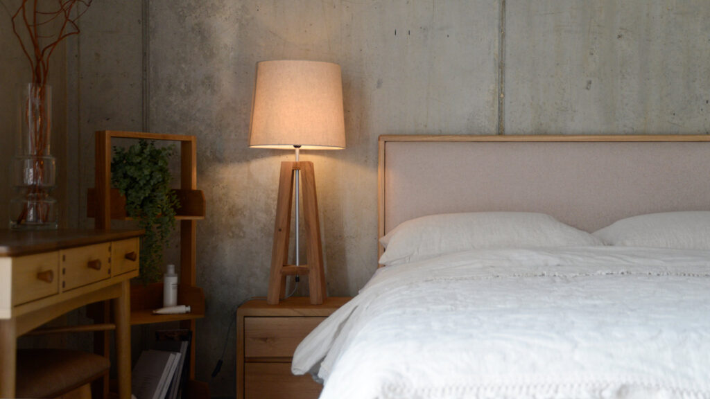 Oak Carlisle Amatheon Wisp HB with Bookie and Cross Lamp