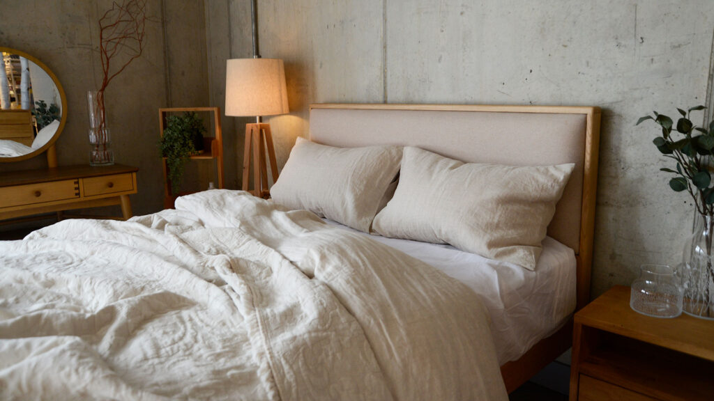 Oak Carlisle Amatheon Wisp HB with rumpled linen bedding