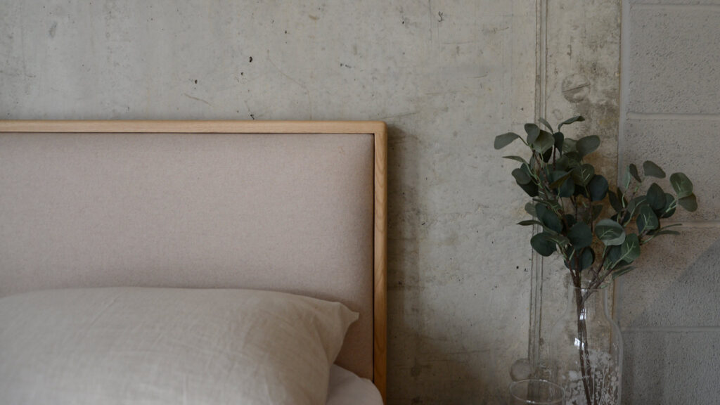 Oak Carlisle Amatheon Wisp HB with vase