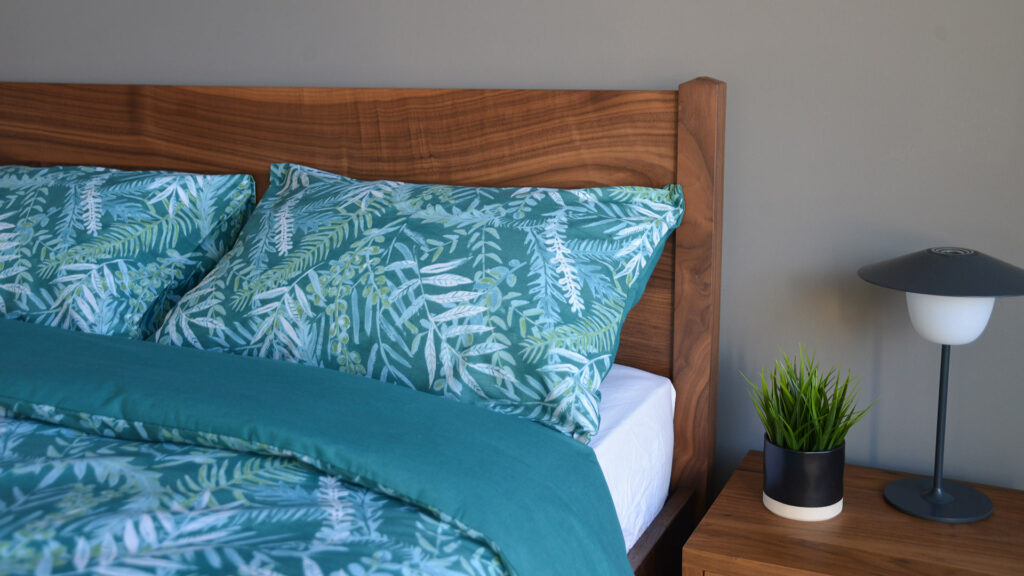 Teal-coloured tropical leaves print duvet cover set