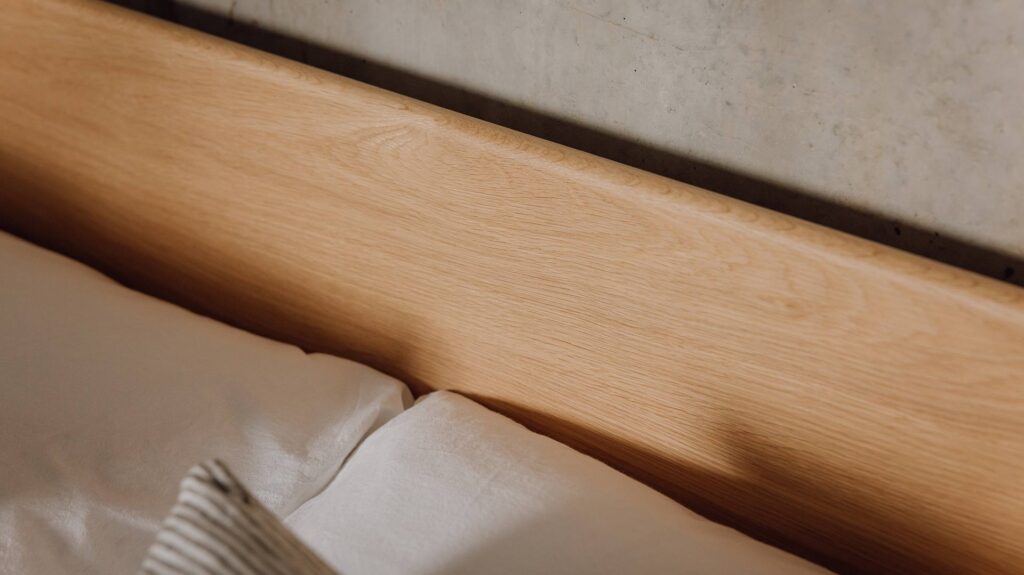 canterbury four poster oak headboard detail