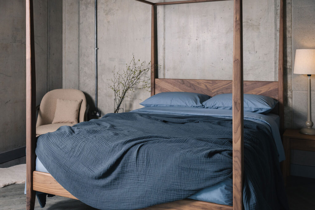 dusk blue bedspread on walnut 4 poster 1280