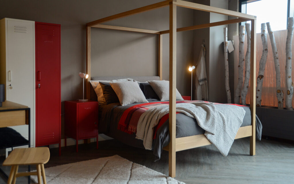 highland 4 poster with red lockers and grey and red bedding 1200