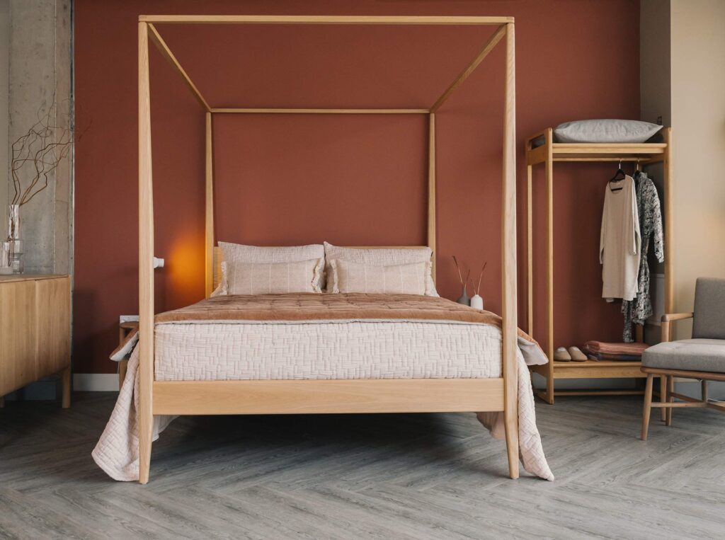 oak 4 poster canterbury with blush bedding 1400