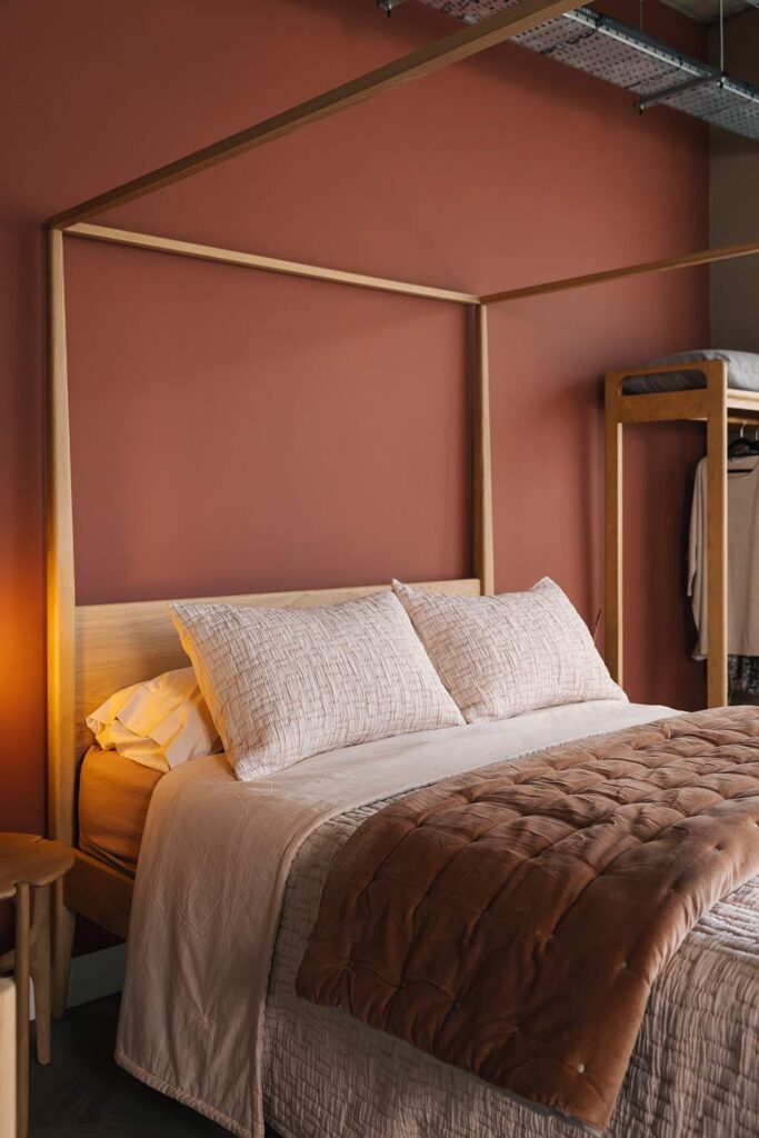 oak 4 poster with blush bedding portrait