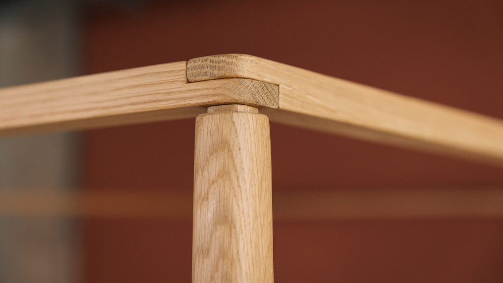 oak Canterbury 4 poster detail