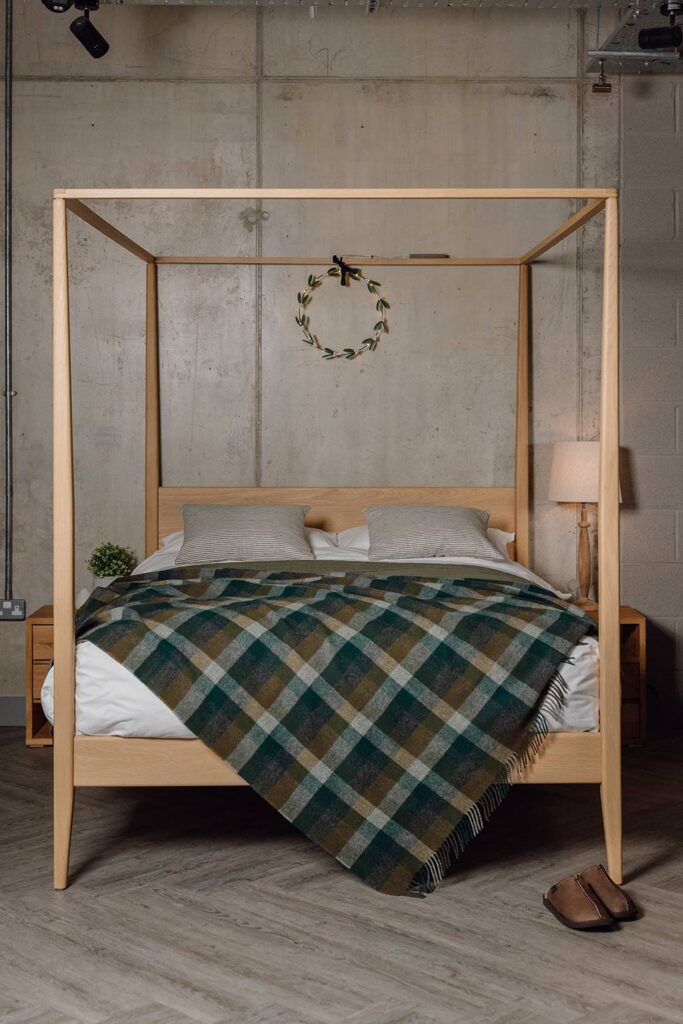 oak Canterbury 4 poster with Christmas wreath