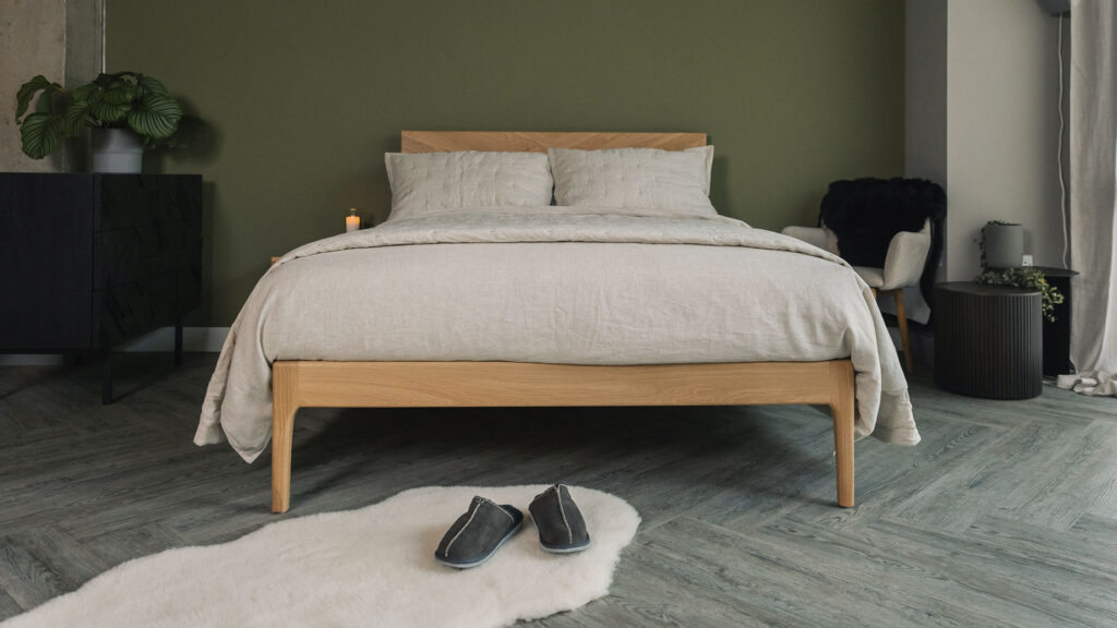 oak Highbury with light stone linen quilt set