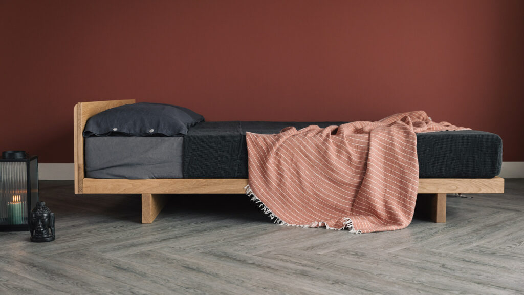 oak low bed kumo side view