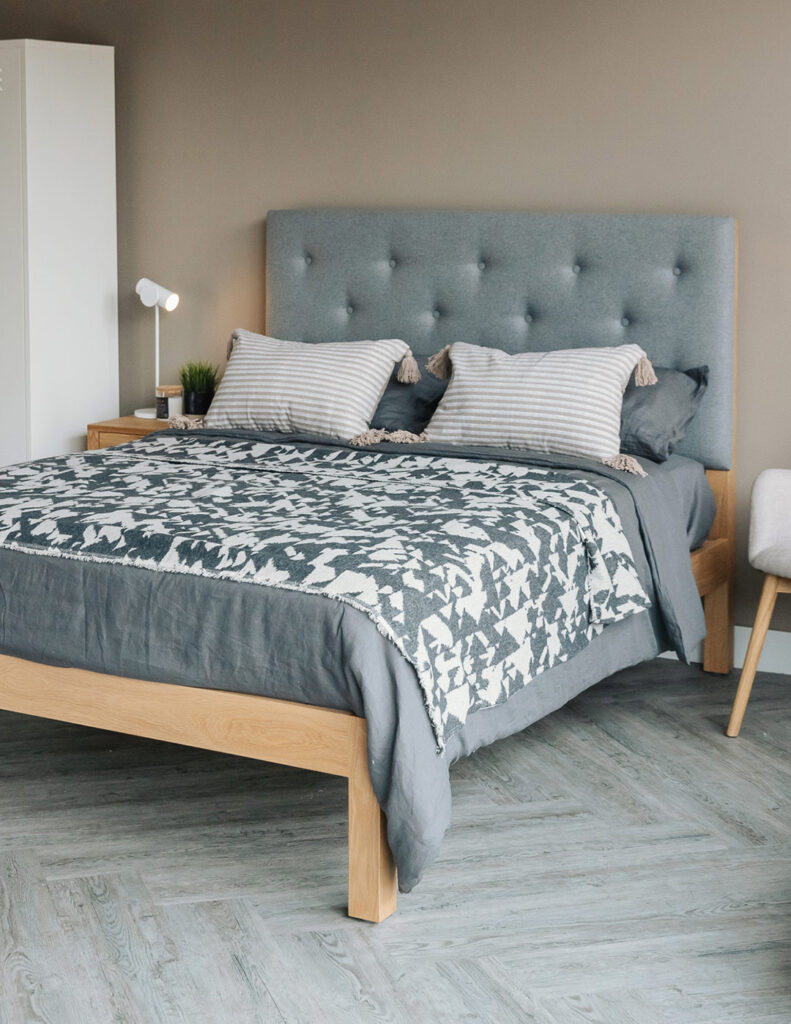 oak skye amatheon wolf corner view portrait 1