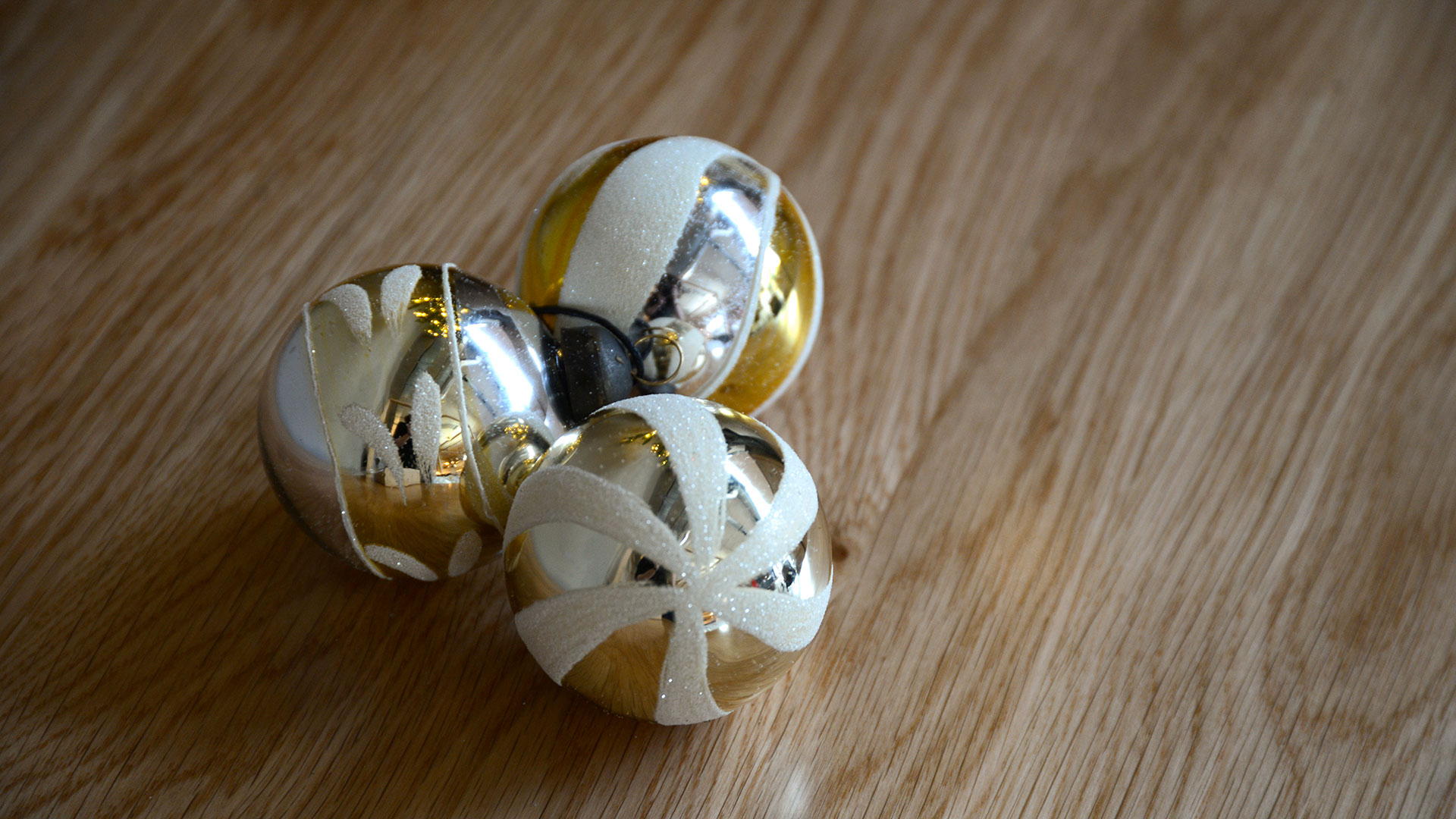 silver and gold xmas baubles